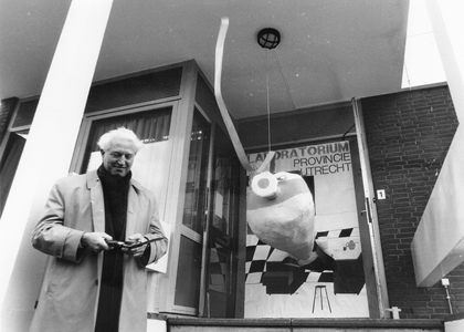 842064 Afbeelding van P.R. (Piet) Smink, lid van Gedeputeerde Staten van Utrecht, bij de opening van 'Laboratorium ...